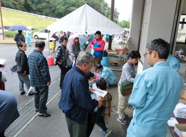 来場者に業務の説明をしています